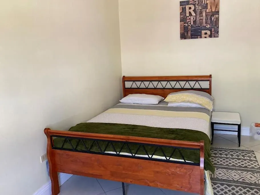 펜션 A Home Away From Home Orange Hill